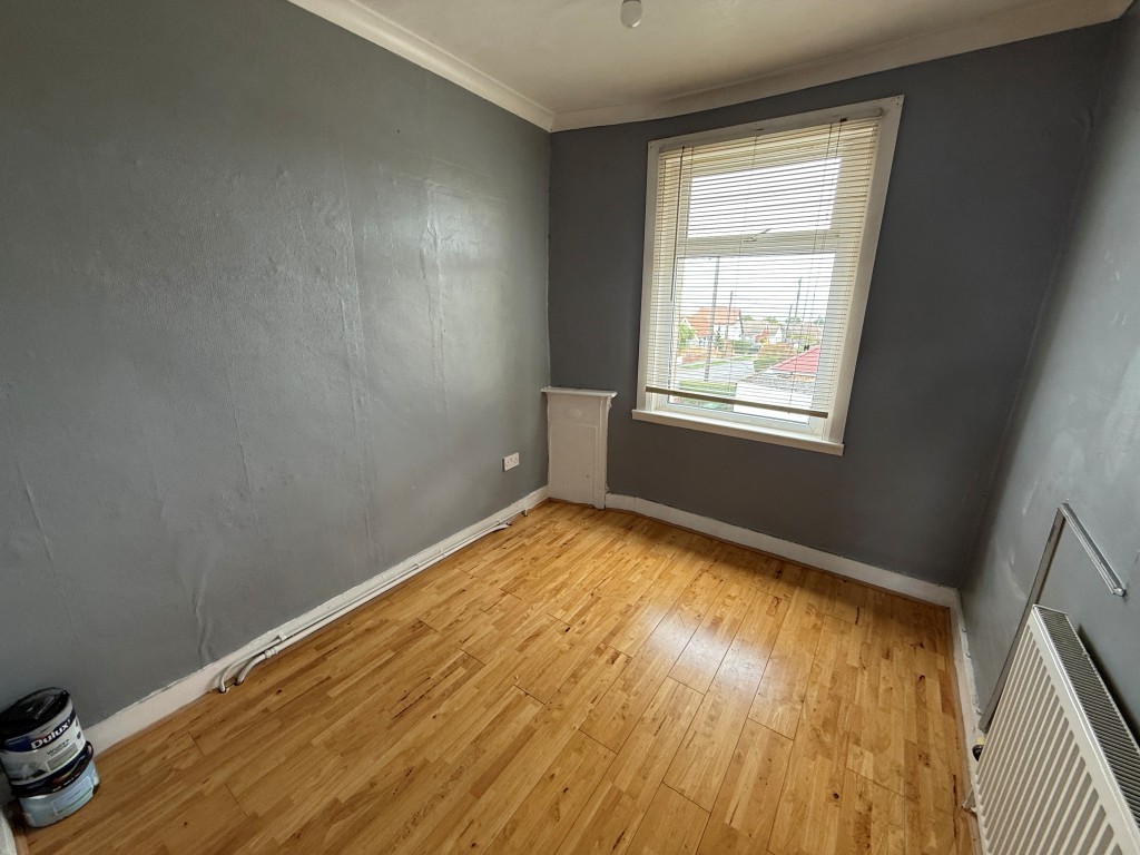 Lot: 107 - FOUR-BEDROOM DETACHED HOUSE FOR REFURBISHMENT - Bedroom 1